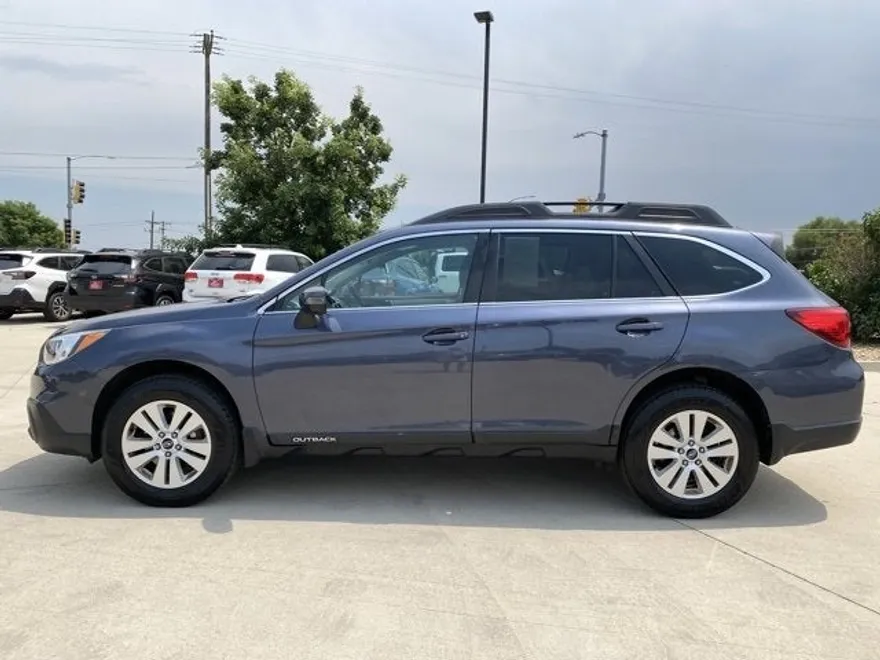 2017 Subaru Outback Premium photo 1