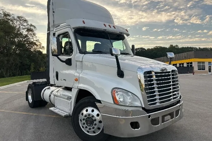 2019 Freightliner Cascadia 125" Sleeper Cab photo 1