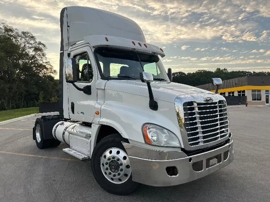 2019 Freightliner Cascadia 125" Sleeper Cab photo 1