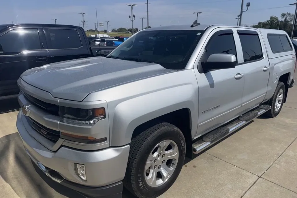 2017 Chevrolet Silverado 1500 LT photo 1