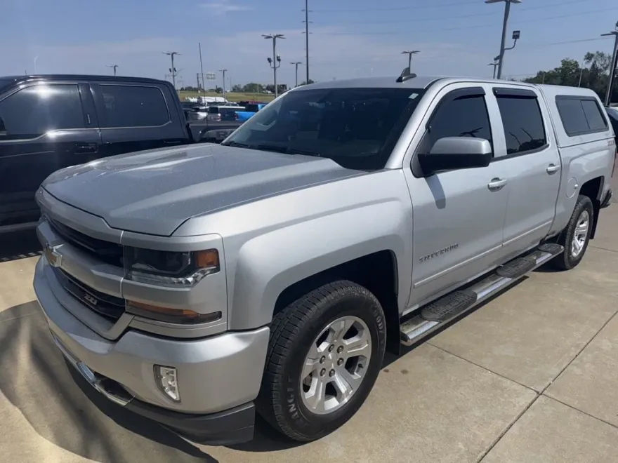 2017 Chevrolet Silverado 1500 LT photo 1