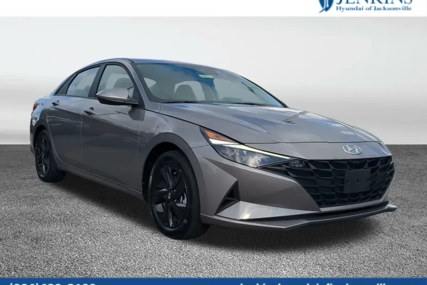 2023 Hyundai Elantra SEL photo 1
