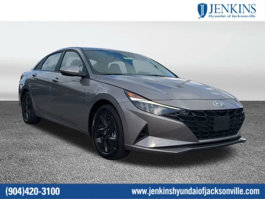 2023 Hyundai Elantra SEL photo 1