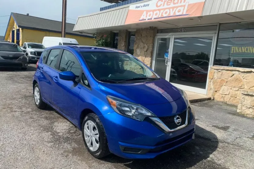 2017 Nissan Versa Note SV Sedan photo 1