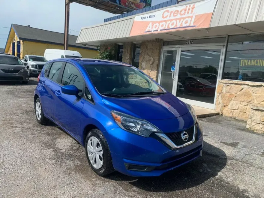 2017 Nissan Versa Note SV Sedan photo 1