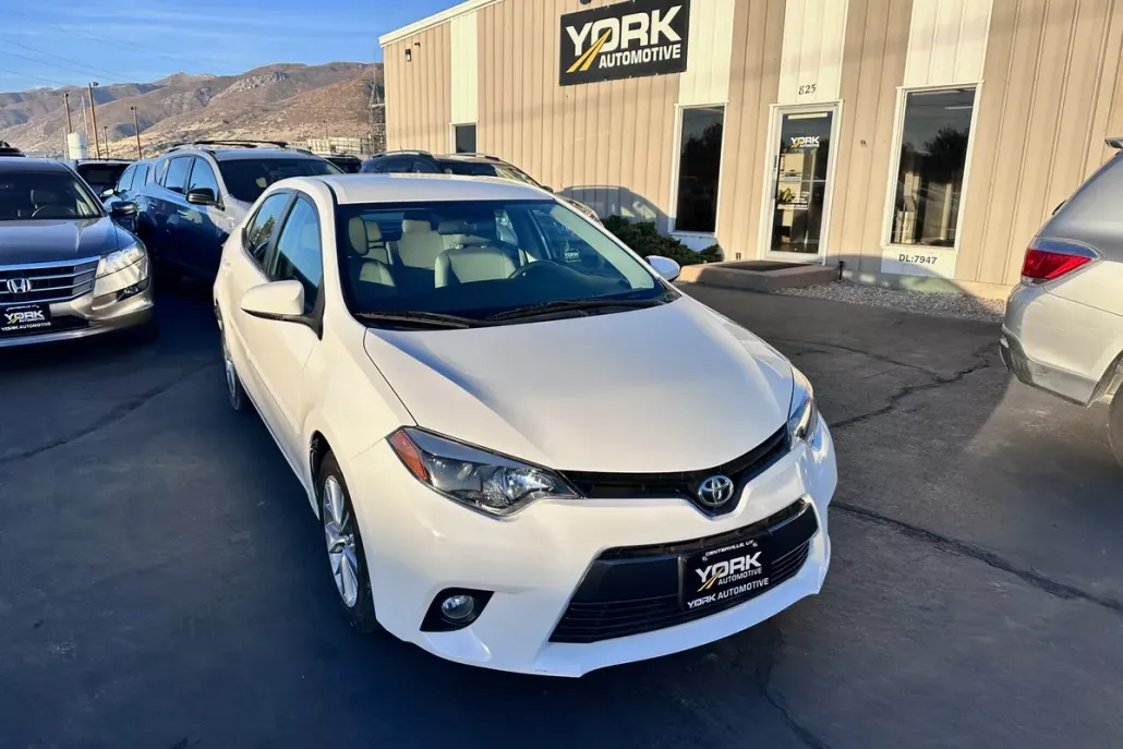 2015 Toyota Corolla LE photo 1