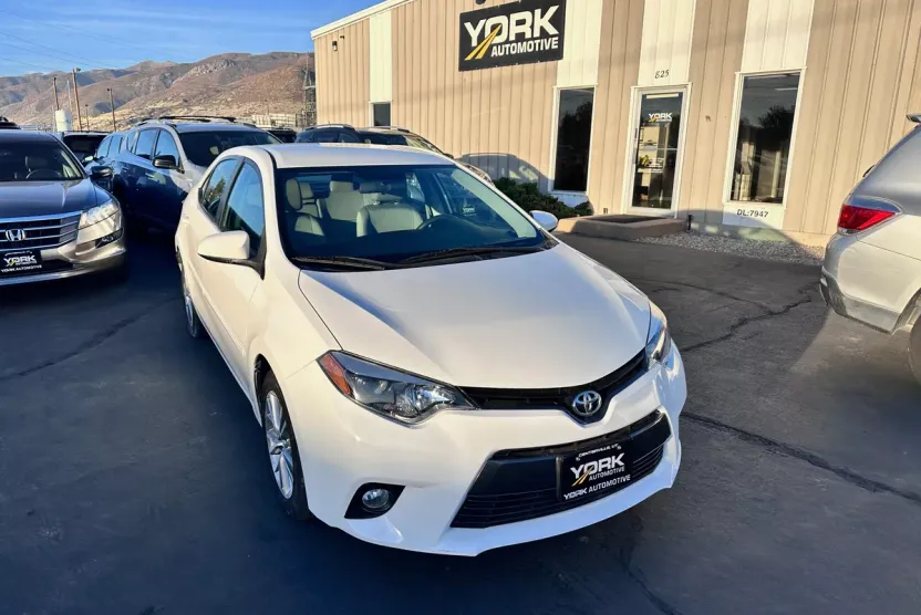 2015 Toyota Corolla LE photo 1