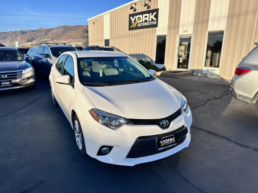 2015 Toyota Corolla LE photo 1