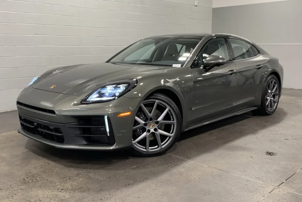 2025 Porsche Panamera 4 photo 1