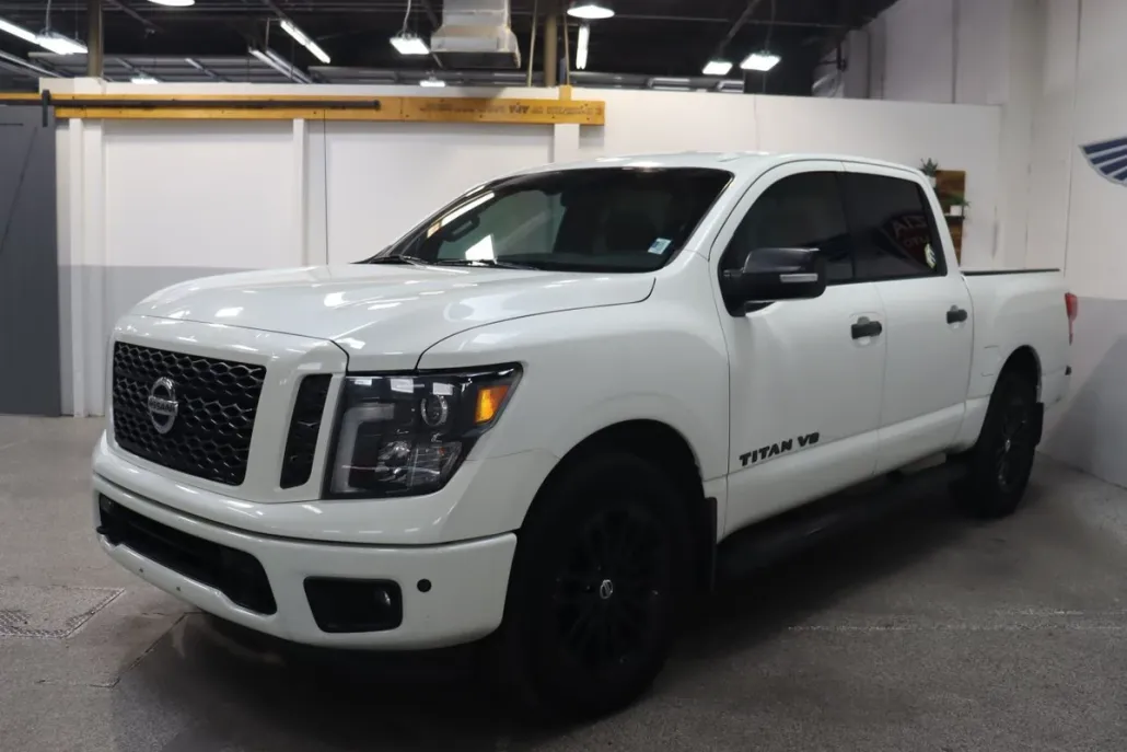 2018 Nissan Titan Crew Cab SV photo 1