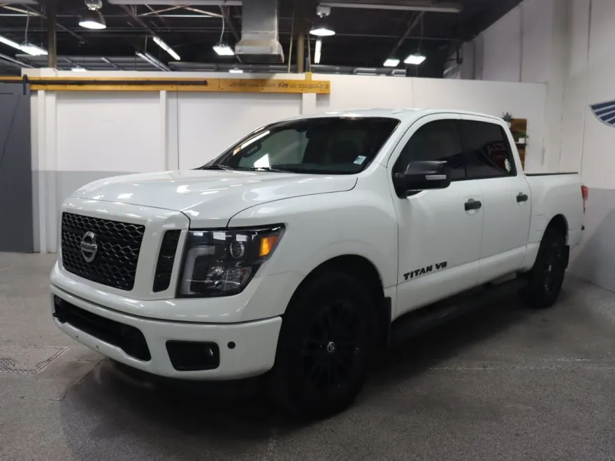 2018 Nissan Titan Crew Cab SV photo 1