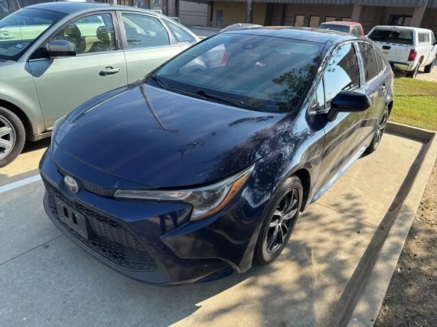 2020 Toyota Corolla LE photo 1