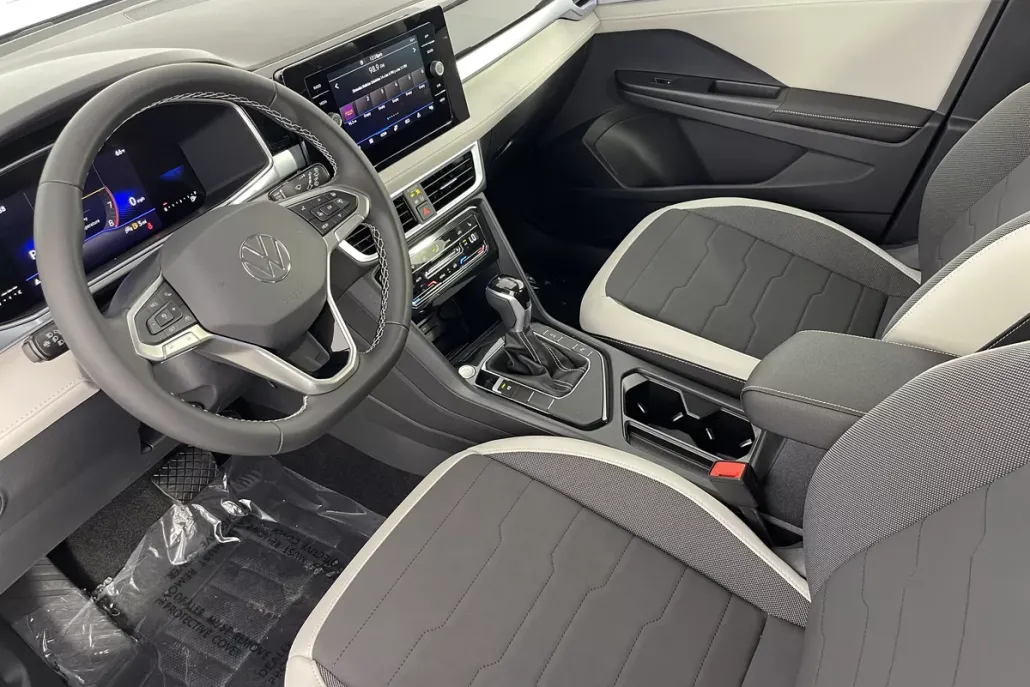 2025 Volkswagen Taos SE photo 1