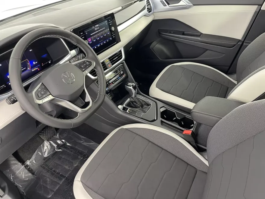 2025 Volkswagen Taos SE photo 1