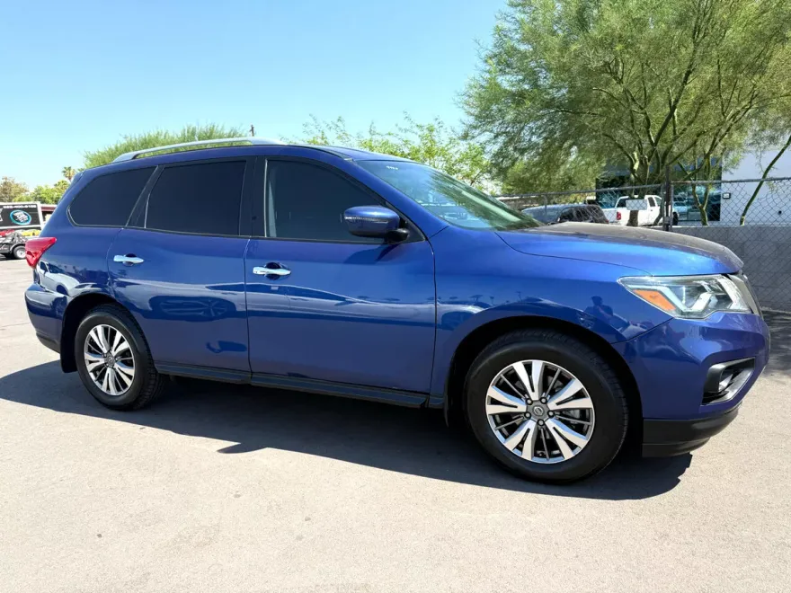 2019 Nissan Pathfinder S photo 1