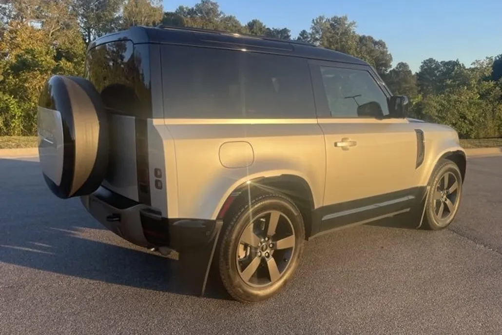 2024 Land Rover Defender 90 X-Dynamic SE photo 1