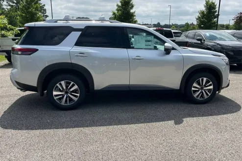 2025 Nissan Pathfinder SL photo 1