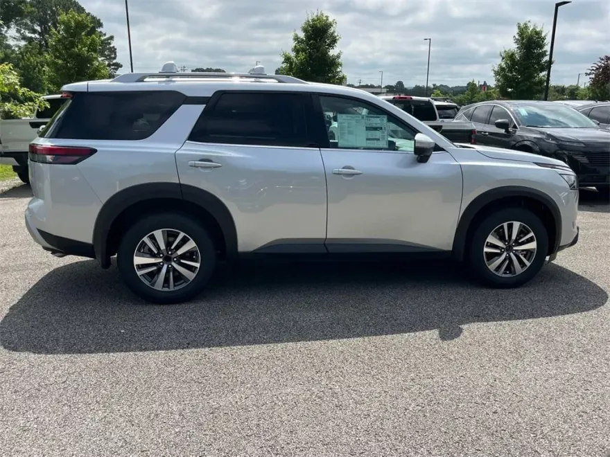 2025 Nissan Pathfinder SL photo 1