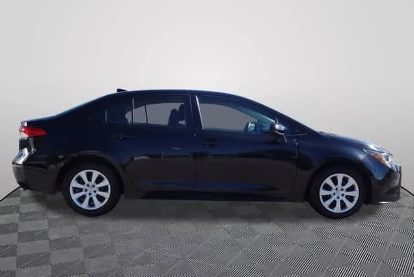 2023 Toyota Corolla LE photo 1