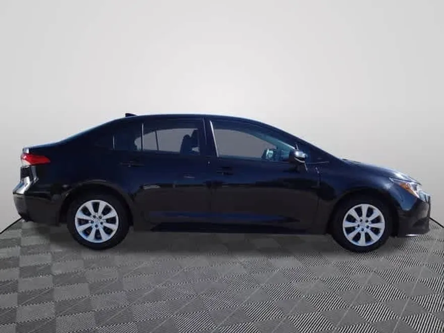 2023 Toyota Corolla LE photo 1