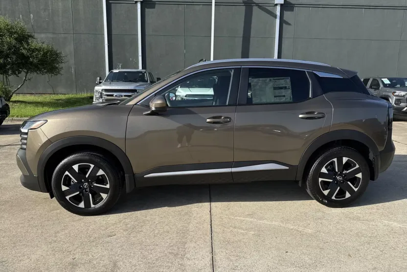 2025 Nissan Kicks SV photo 1
