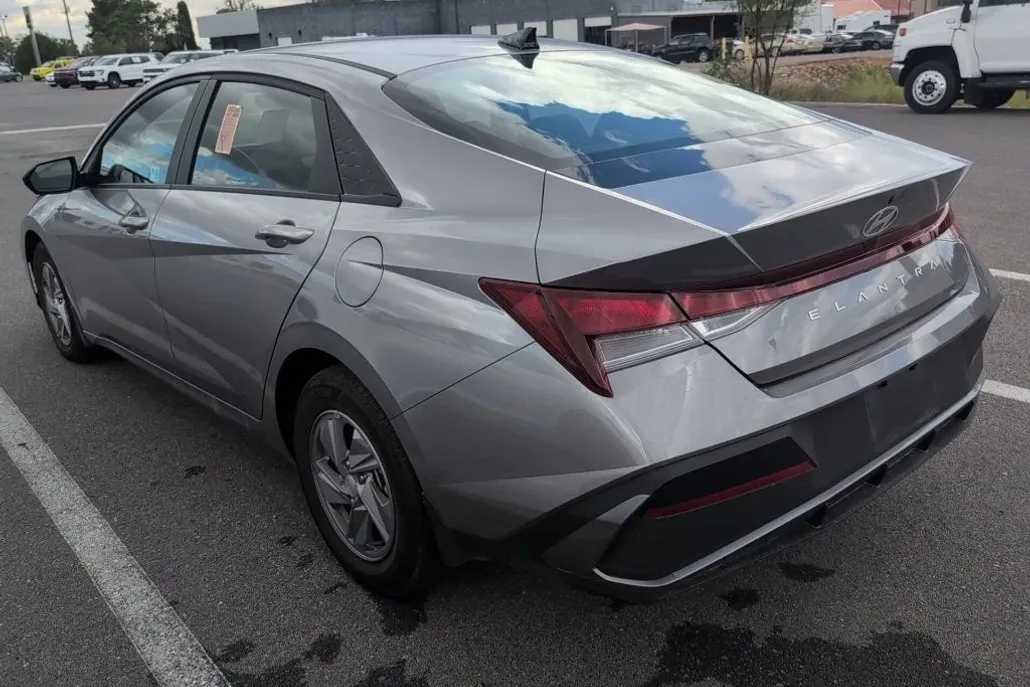 2024 Hyundai Elantra SE photo 1
