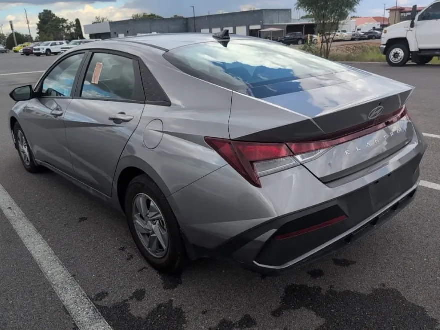 2024 Hyundai Elantra SE photo 1