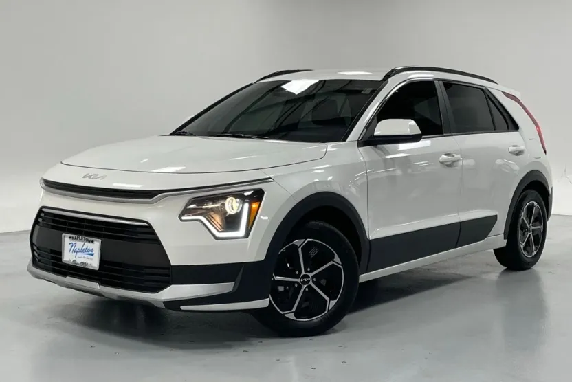 2023 Kia Niro LX photo 1