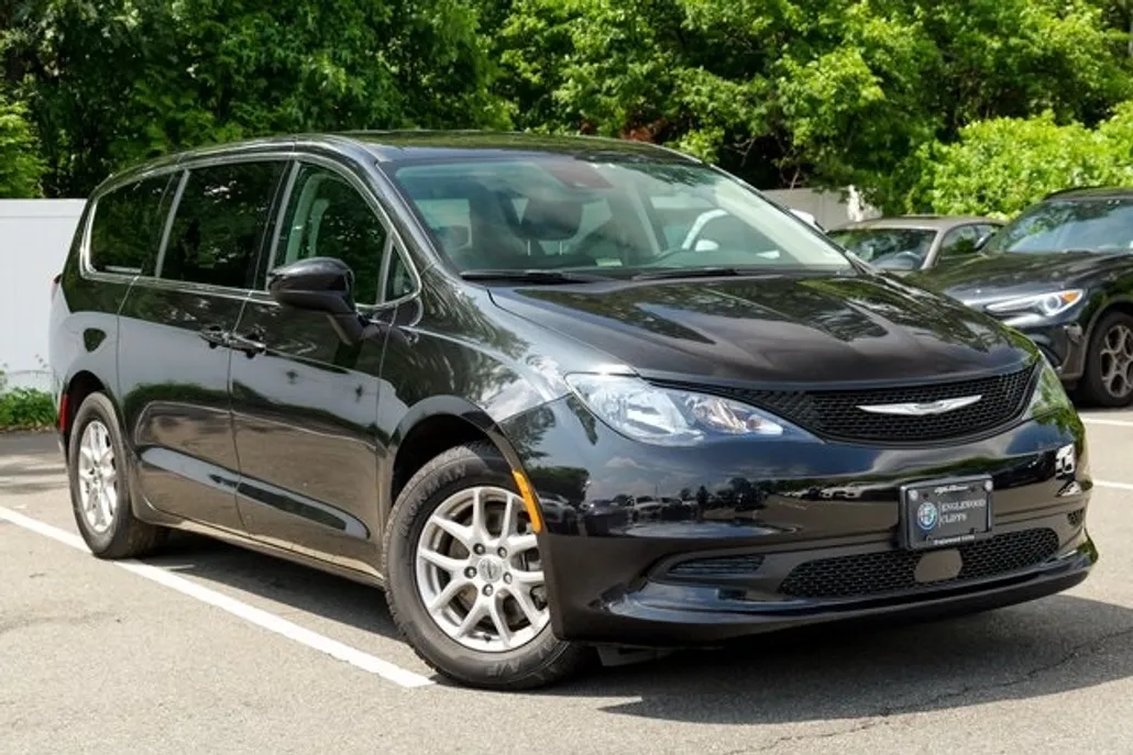 2023 Chrysler Voyager LX photo 1
