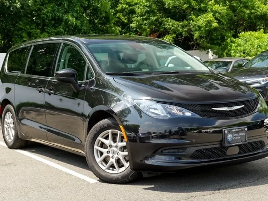 2023 Chrysler Voyager LX photo 1