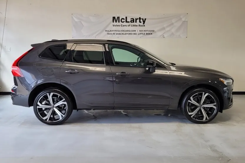 2022 Volvo XC60 B5 R-Design photo 1