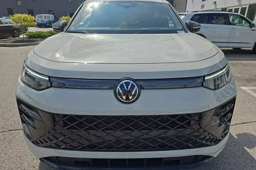 2025 Volkswagen Tiguan SE R-Line Black photo 1