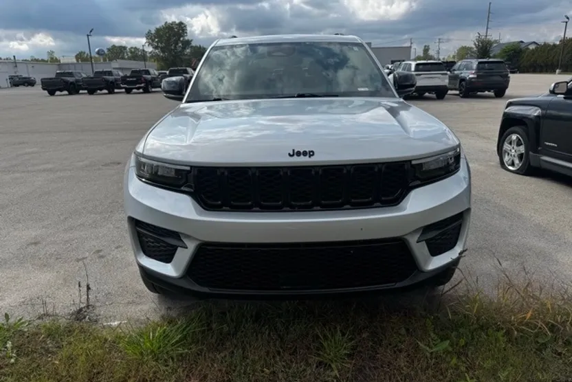 2022 Jeep Grand Cherokee Altitude photo 1