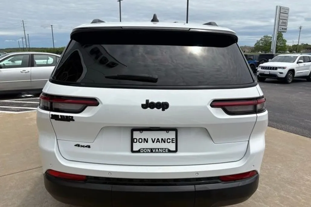 2023 Jeep Grand Cherokee Altitude photo 1