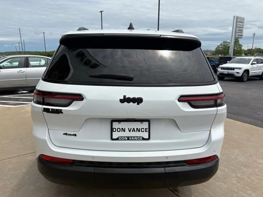 2023 Jeep Grand Cherokee Altitude photo 1