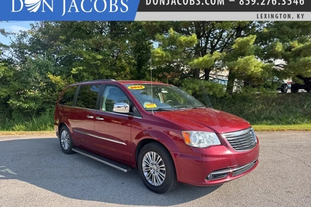 2015 Chrysler Town & Country photo 1