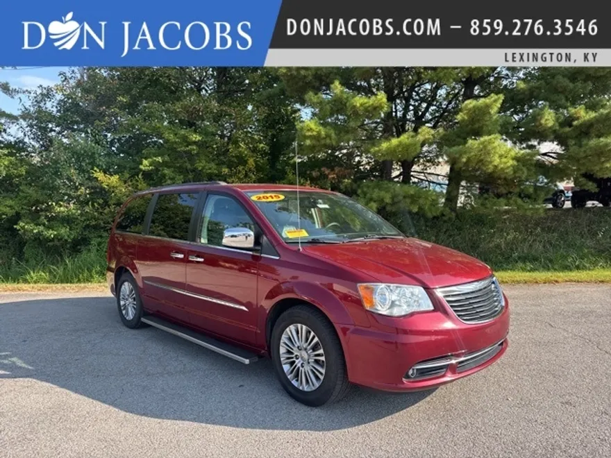 2015 Chrysler Town & Country photo 1