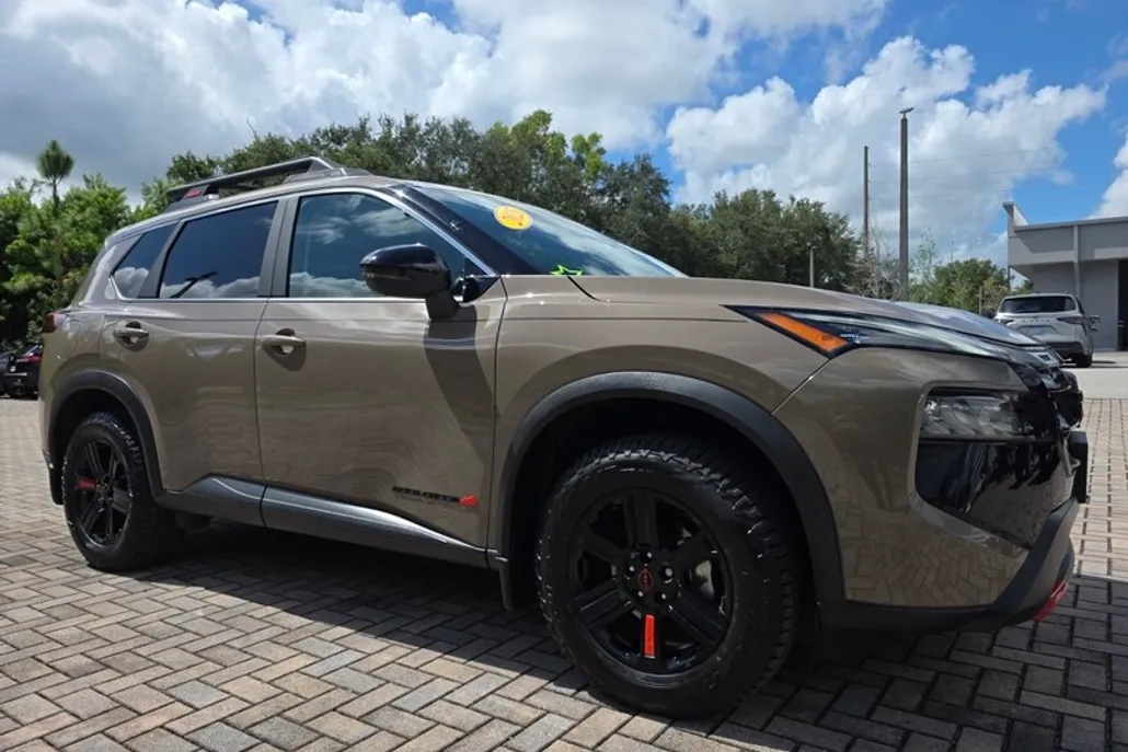 2025 Nissan Rogue SV photo 1