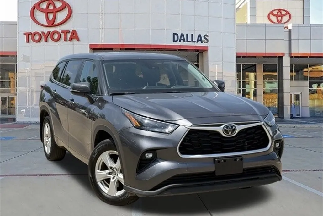 2024 Toyota Highlander LE photo 1