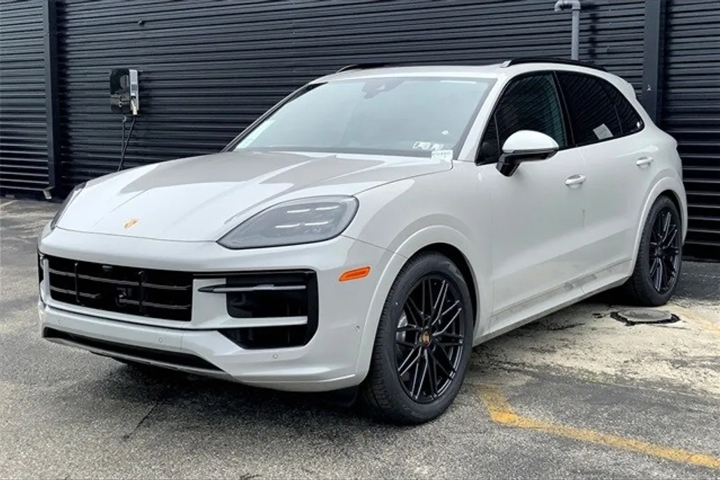 2025 Porsche Cayenne GTS photo 1