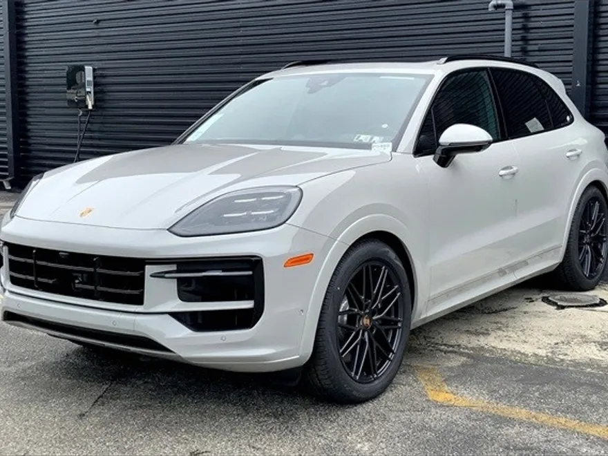 2025 Porsche Cayenne GTS photo 1