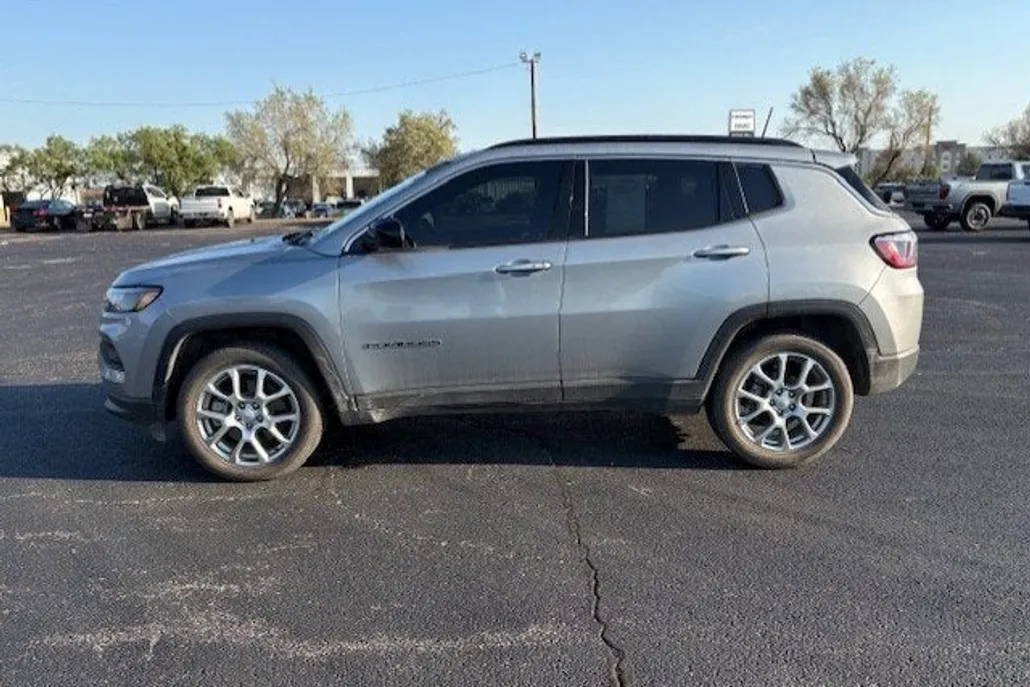 2023 Jeep Compass Latitude Lux photo 1