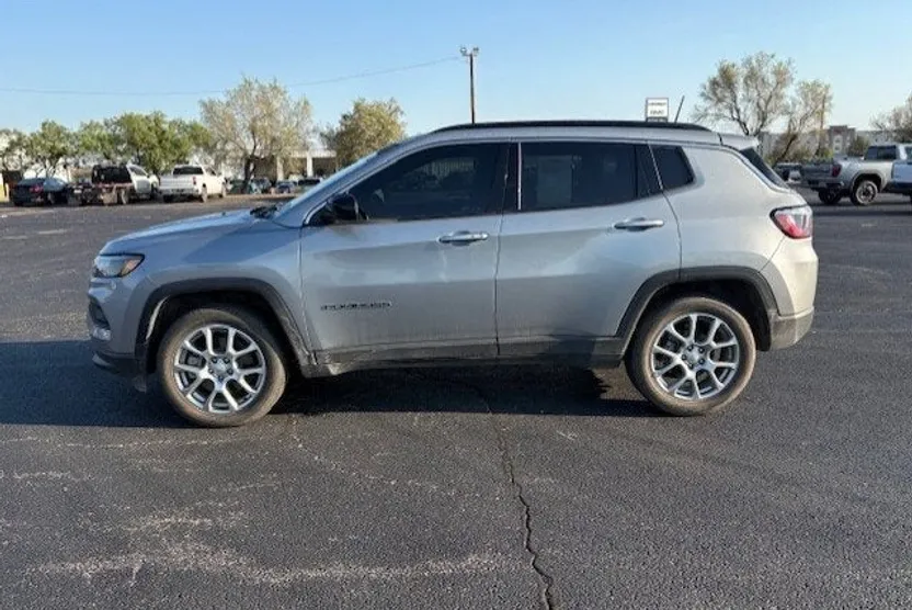 2023 Jeep Compass Latitude Lux photo 1