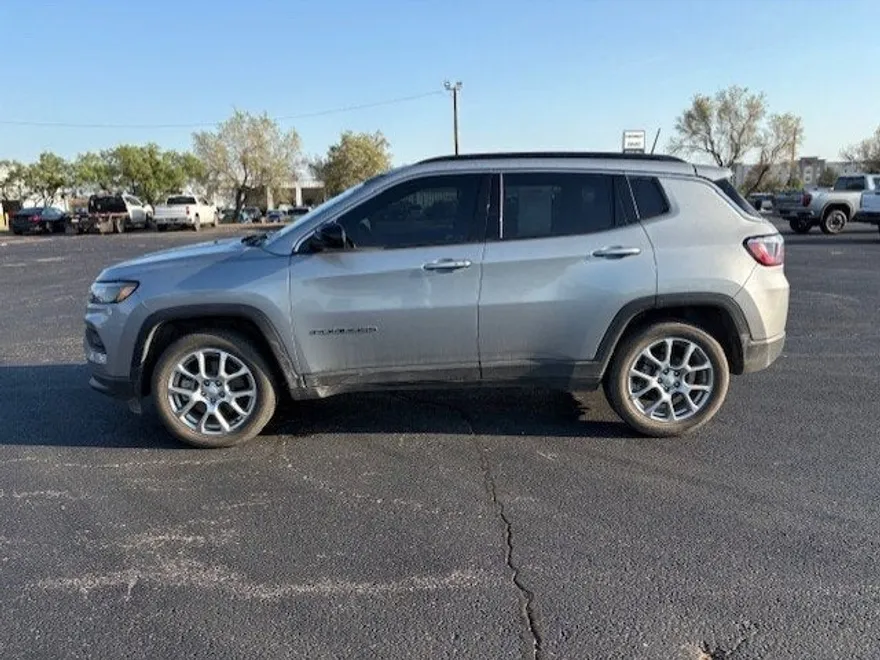 2023 Jeep Compass Latitude Lux photo 1