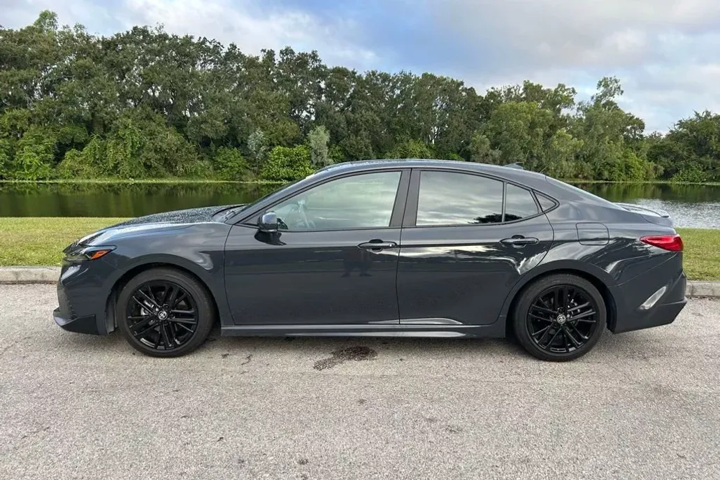 2025 Toyota Camry SE photo 1