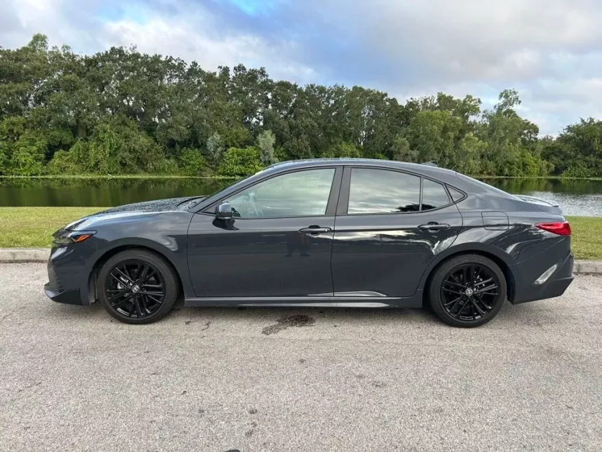 2025 Toyota Camry SE photo 1