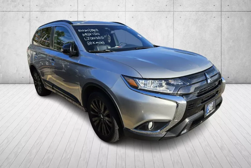 2020 Mitsubishi Outlander LE photo 1