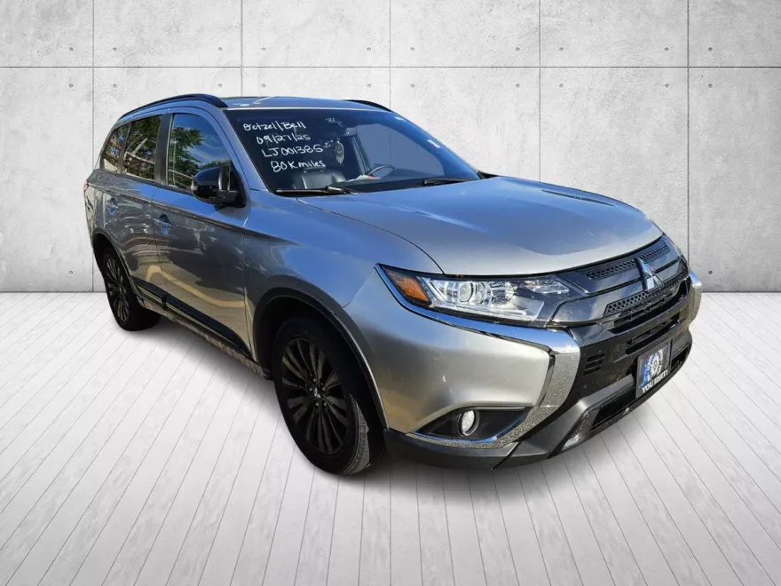 2020 Mitsubishi Outlander LE photo 1