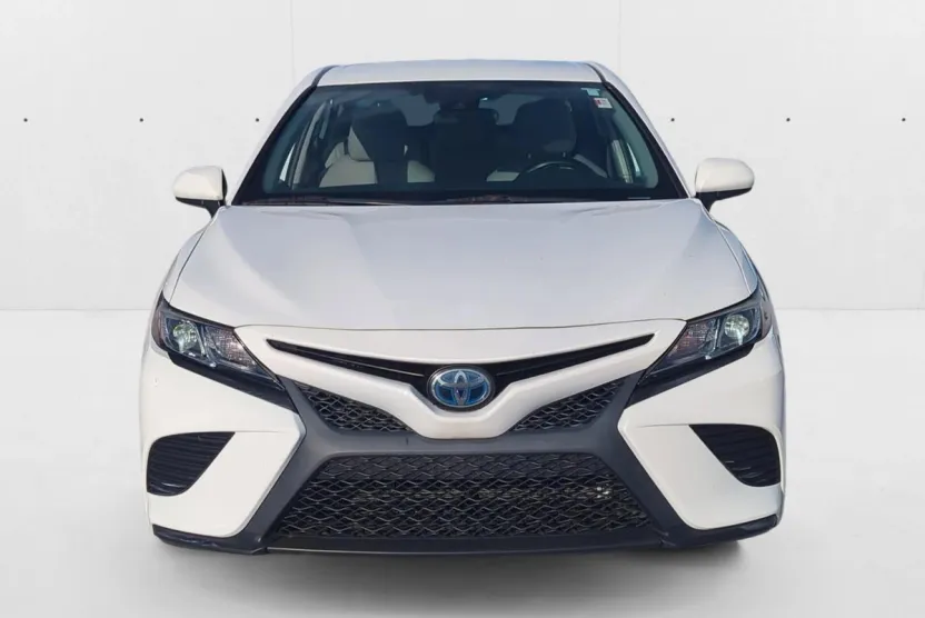 2020 Toyota Camry Hybrid SE photo 1