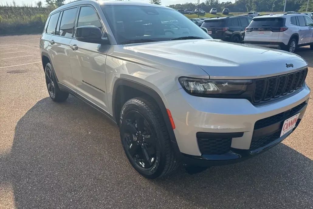 2023 Jeep Grand Cherokee Altitude photo 1